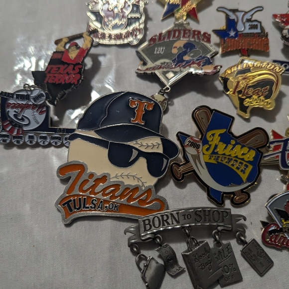 Assorted Sports Team Pins Collection - Picture 4 of 5
